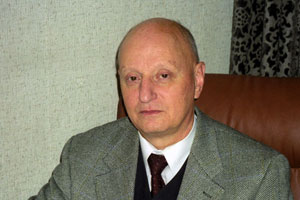 Александр Юрьевич делает правки очередной статьи для научного журнала. 2001 год Александр Юрьевич делает правки очередной статьи для научного журнала. 2001 год