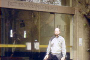 У центрального входа в административный корпус психиатрической больницы города Хаар, Германия 1992 год    .