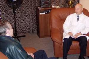 Александр Юрьевич ведёт подготовительную беседу перед лечебным сеансом. 2003 год