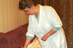 Элеонора Александровна проводит сеанс гипносуггестивной терапии. 1999 год.