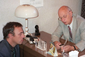 1999 год. Александр Юрьевич проводит рациональную психотерапию. 1999 год. Александр Юрьевич проводит рациональную психотерапию.